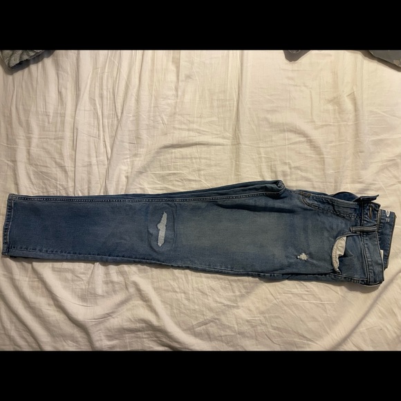 30x32 old navy “distressed” jeans lightly worn. Excellent condition - Picture 2 of 6